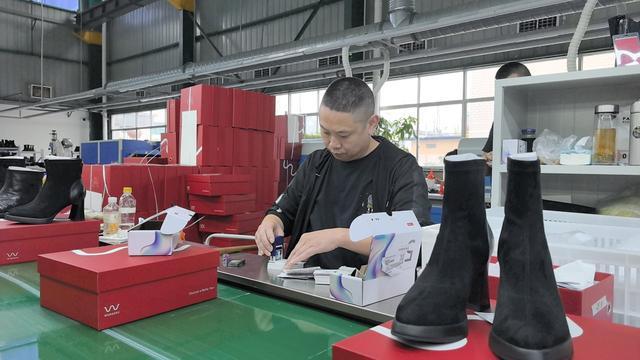 成都双流区经信局：“进解优促”破堵点服务鞋服产业“有根”发展(图1)