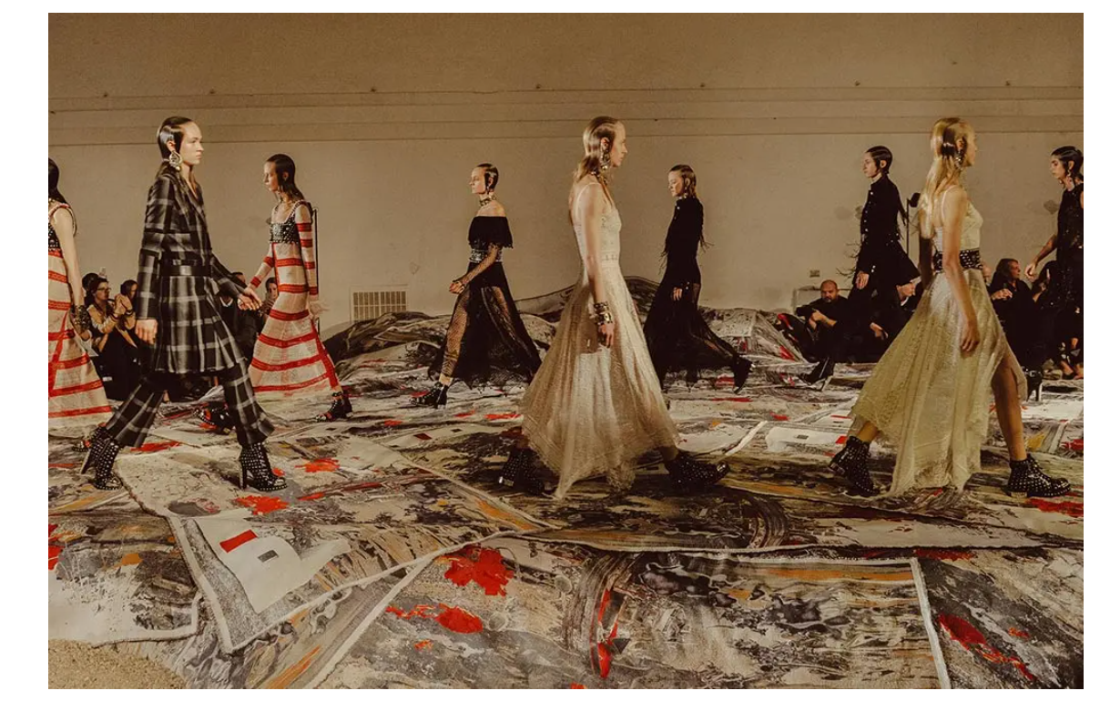 九游娱乐：在AlexanderMcQueen品牌工作26年的创意总监SarahBurton将离职(图2)