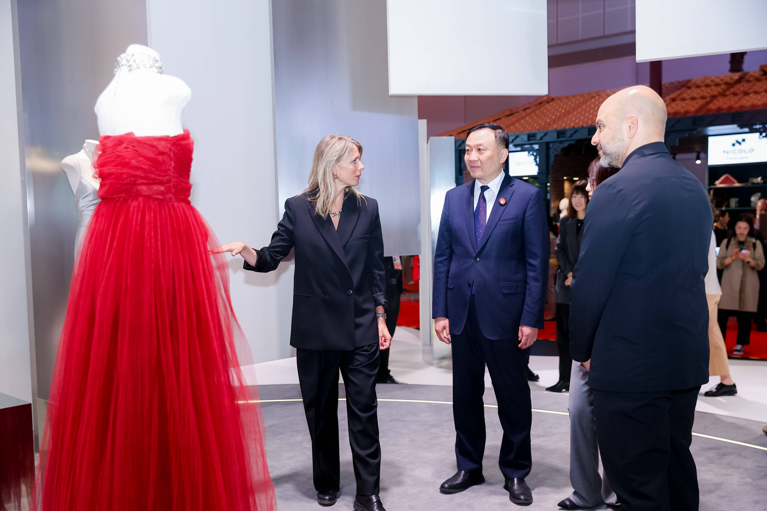 九游娱乐：HM三赴进博之约携前沿设计、绿色生产与颠覆创新续写时尚故事(图3)