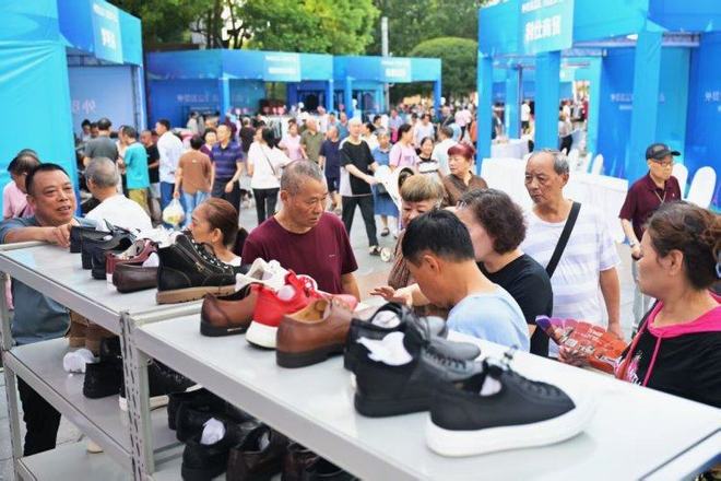 九游娱乐：在家门口“嗨”购全球好物！外贸优品中华行亮相重庆大渡口(图4)