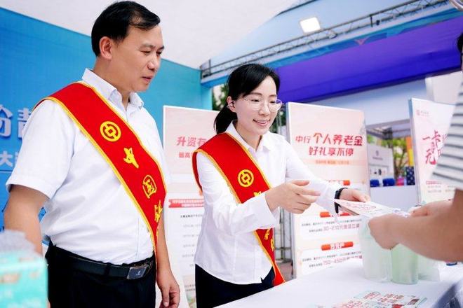 九游娱乐：在家门口“嗨”购全球好物！外贸优品中华行亮相重庆大渡口(图8)