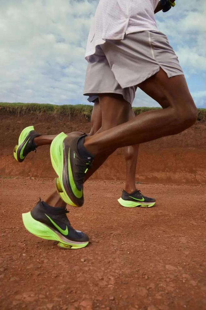 九游娱乐NineGame：比某迪某克便宜比某瑟士舒服这个跑鞋界的路虎到底多牛？(图1)