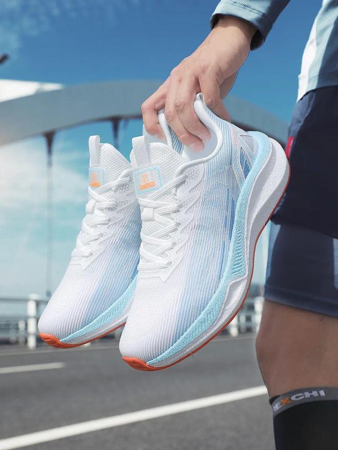 九游娱乐NineGame：比某迪某克便宜比某瑟士舒服这个跑鞋界的路虎到底多牛？(图6)