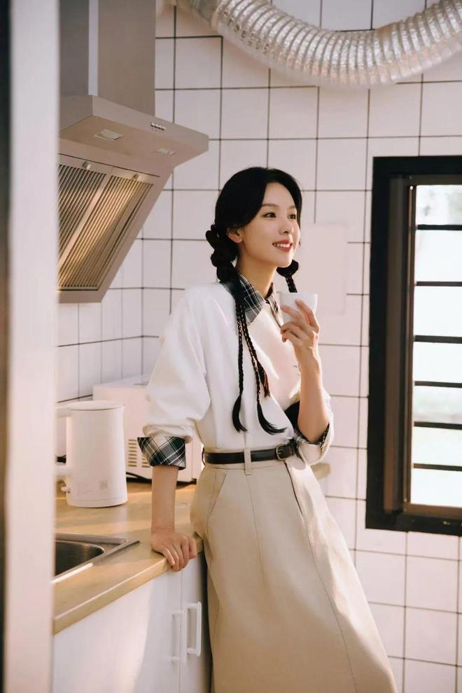 陈都灵并非是平淡“白开水”简单衬衫穿搭将学生感拉满(图1)