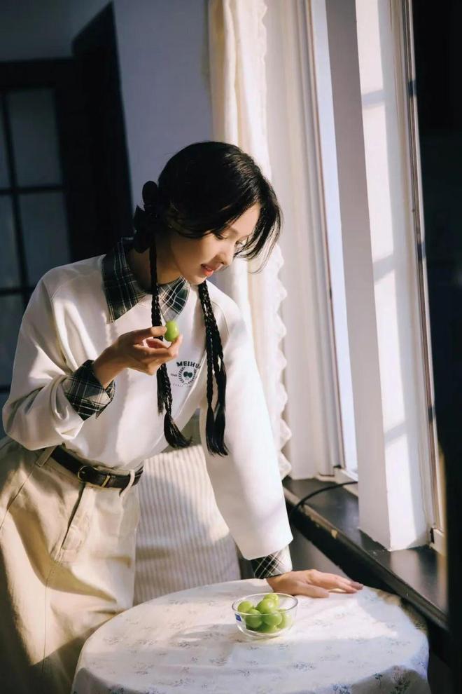 陈都灵并非是平淡“白开水”简单衬衫穿搭将学生感拉满(图2)