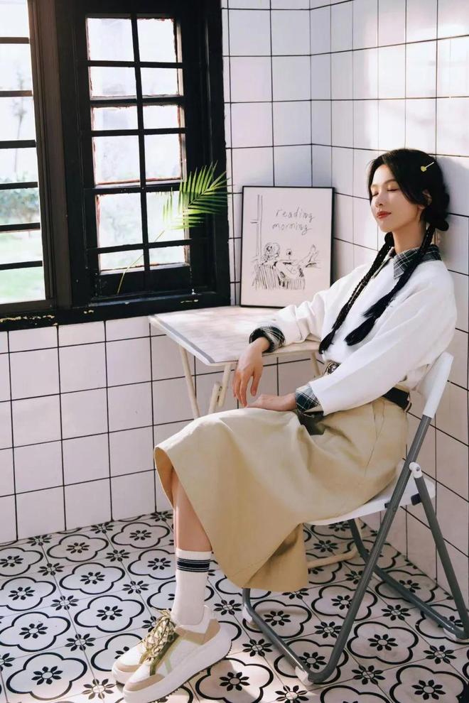 陈都灵并非是平淡“白开水”简单衬衫穿搭将学生感拉满(图3)