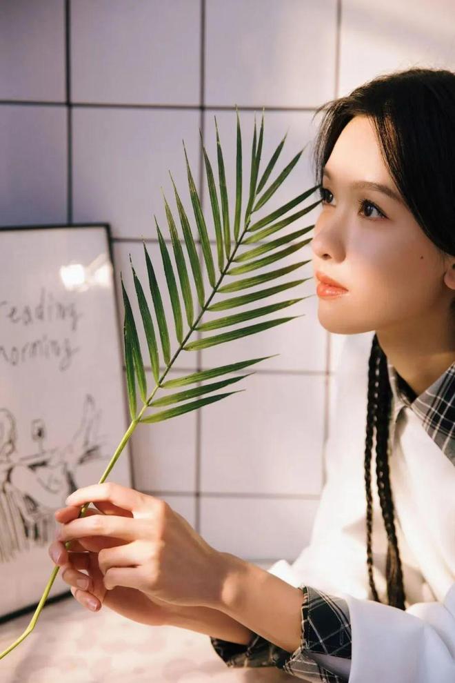 陈都灵并非是平淡“白开水”简单衬衫穿搭将学生感拉满(图4)