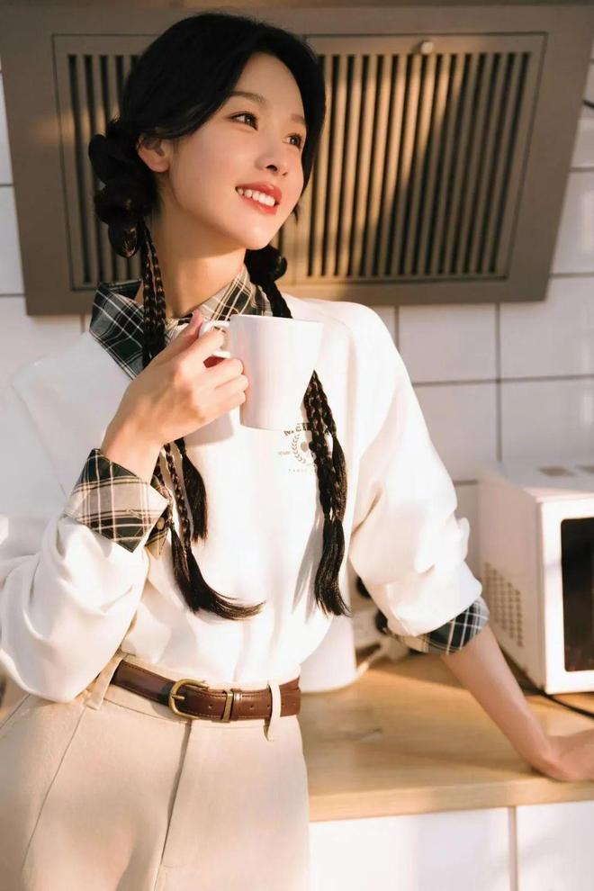 陈都灵并非是平淡“白开水”简单衬衫穿搭将学生感拉满(图5)