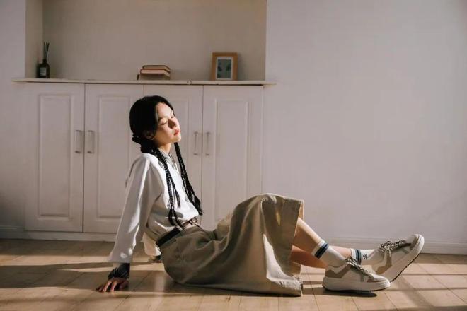 陈都灵并非是平淡“白开水”简单衬衫穿搭将学生感拉满(图6)