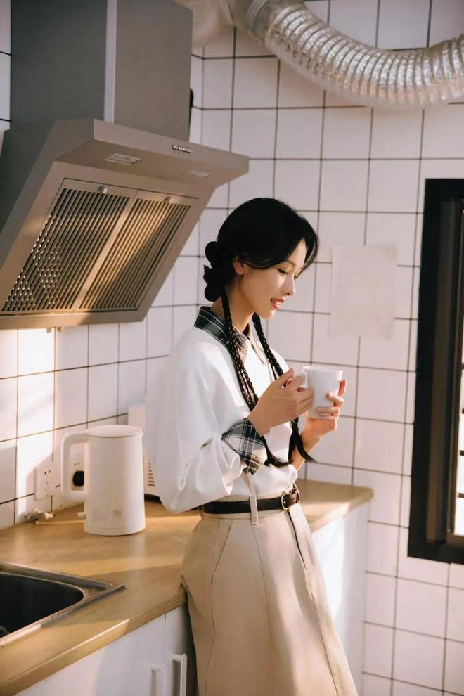 陈都灵并非是平淡“白开水”简单衬衫穿搭将学生感拉满(图8)