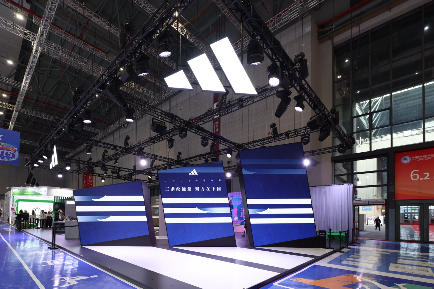 拥抱中国机遇预热26年FIFA世界杯！阿迪达斯携顶尖科技产品闪耀进博会(图1)