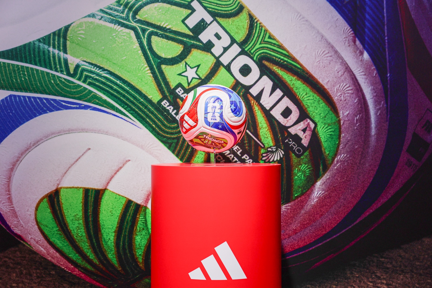 拥抱中国机遇预热26年FIFA世界杯！阿迪达斯携顶尖科技产品闪耀进博会(图4)