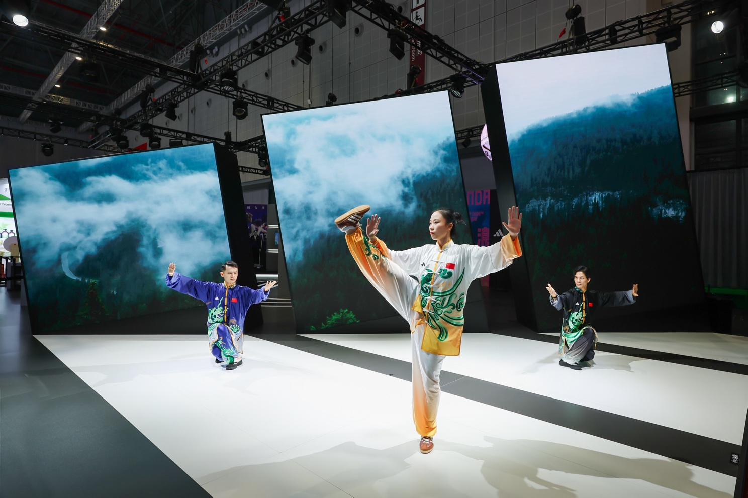 拥抱中国机遇预热26年FIFA世界杯！阿迪达斯携顶尖科技产品闪耀进博会(图10)