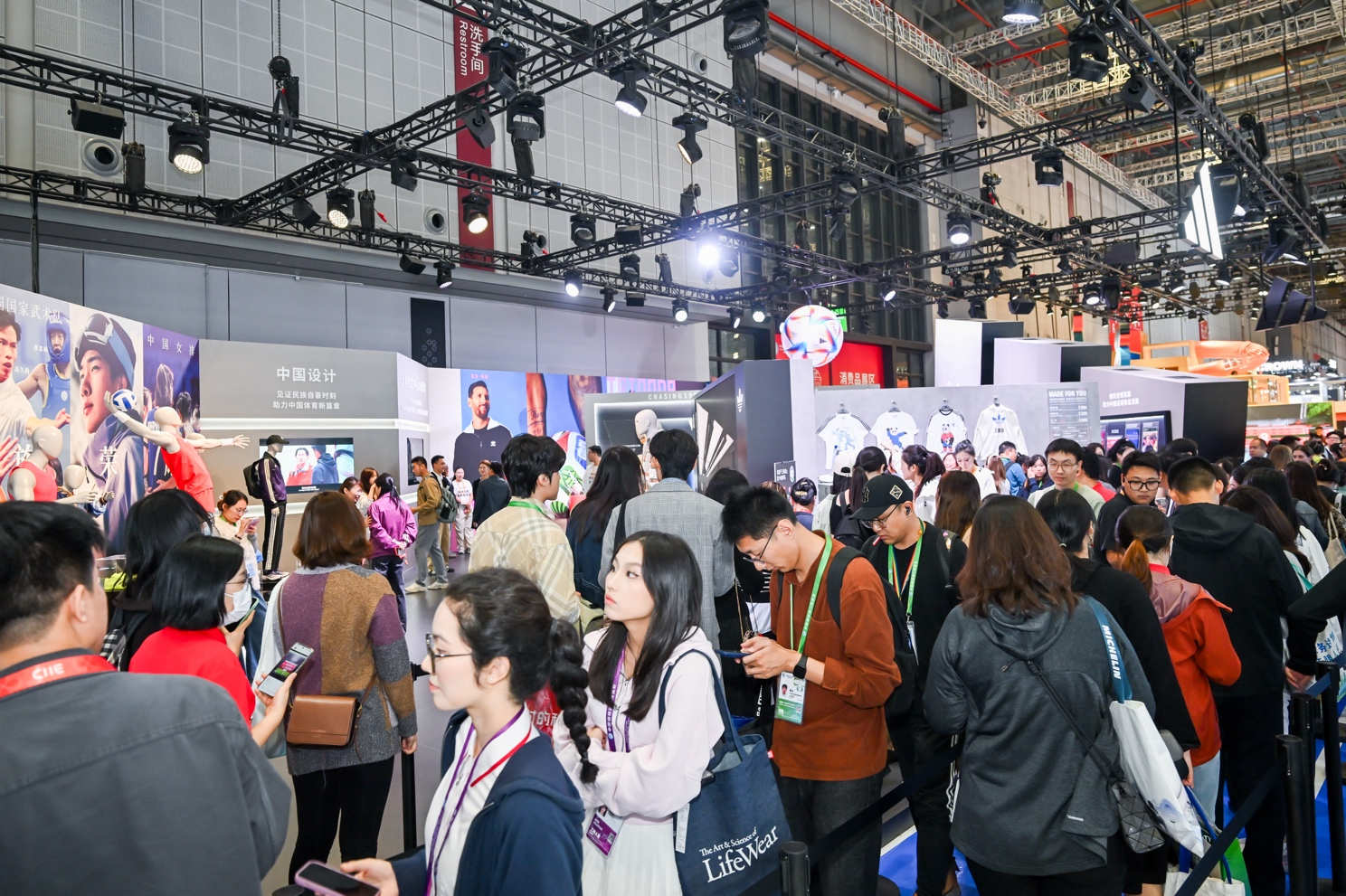 拥抱中国机遇预热26年FIFA世界杯！阿迪达斯携顶尖科技产品闪耀进博会(图13)