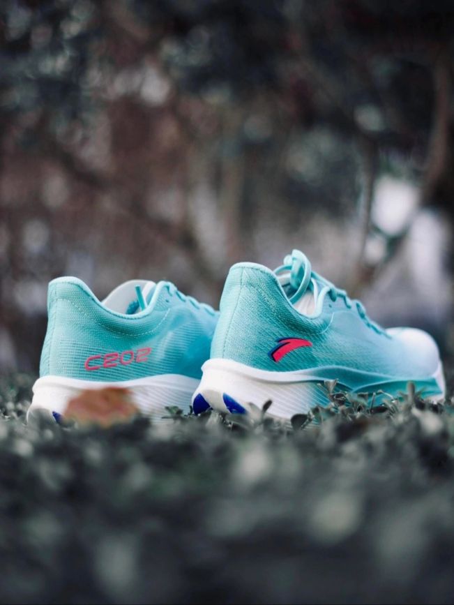 轻运动风刮进职场：安踏斐乐运动鞋在唯品会热卖(图2)